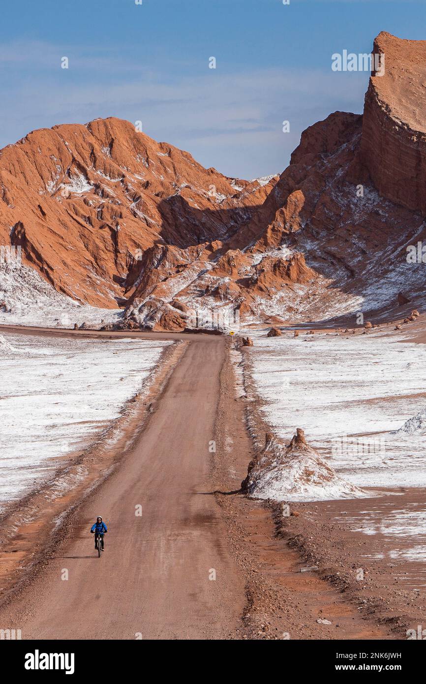 Straße über Valle de la Luna (Tal des Mondes) und Salz auf dem Boden abgelagert, Atacama Wüste. Region Antofagasta. Chile Stockfoto