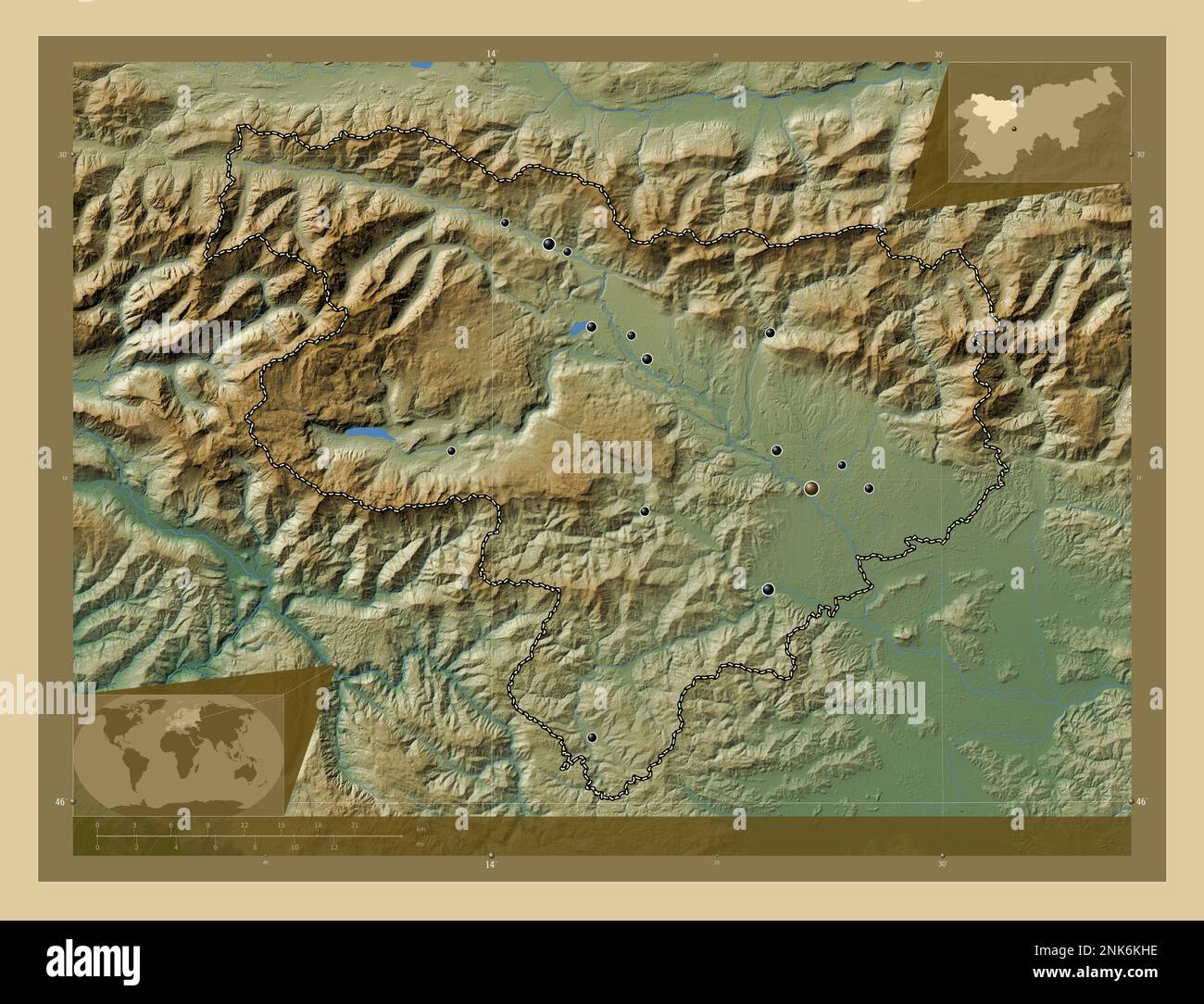 Gorenjska, statistische Region Sloweniens. Farbige Höhenkarte mit Seen und Flüssen. Standorte der wichtigsten Städte der Region. Ecke Zusatzanschluss Stockfoto