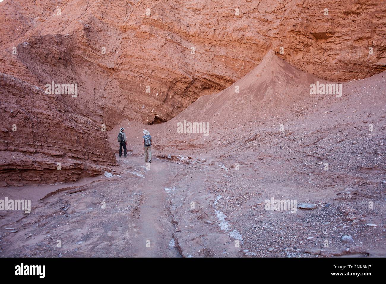 Trekking im Quebrada del Diablo (Devil-Schlucht), Atacama-Wüste, in der Nähe von San Pedro de Atacama, Region Antofagasta, Chile Stockfoto