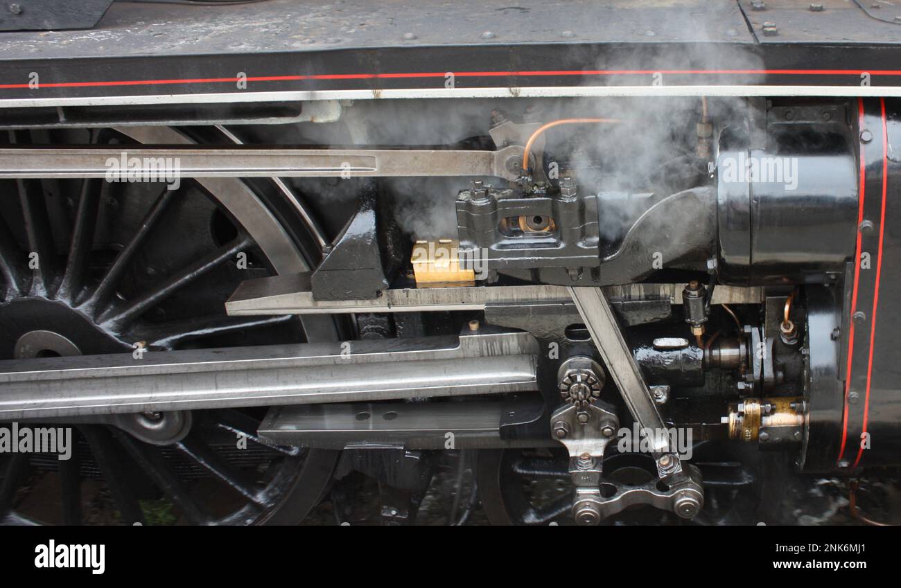 Die Stangen und Kolben einer leistungsstarken Dampflokomotive. Stockfoto