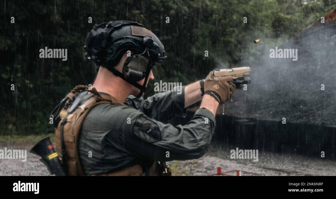 USA Dylan Diamond, ein Teamleiter des Spezialreaktionsteams, des Hauptquartiers und des Stützungsbataillons, Marine Corps Installations Pacific, feuert eine Colt M45A1 Close Quarter Battle Pistol während des Trainings zur Aufrechterhaltung mehrerer Waffen in Camp Hansen, Okinawa, Japan, am 11. August 2022 ab. Die Mitglieder des SRT sind dem Büro des Marschalls des Generalstabs angeschlossen und speziell ausgebildet und ausgerüstet, um in Szenarien wie einem Amokschützen, Geiselnahmen und verbarrikadierten Personen zu reagieren. Stockfoto