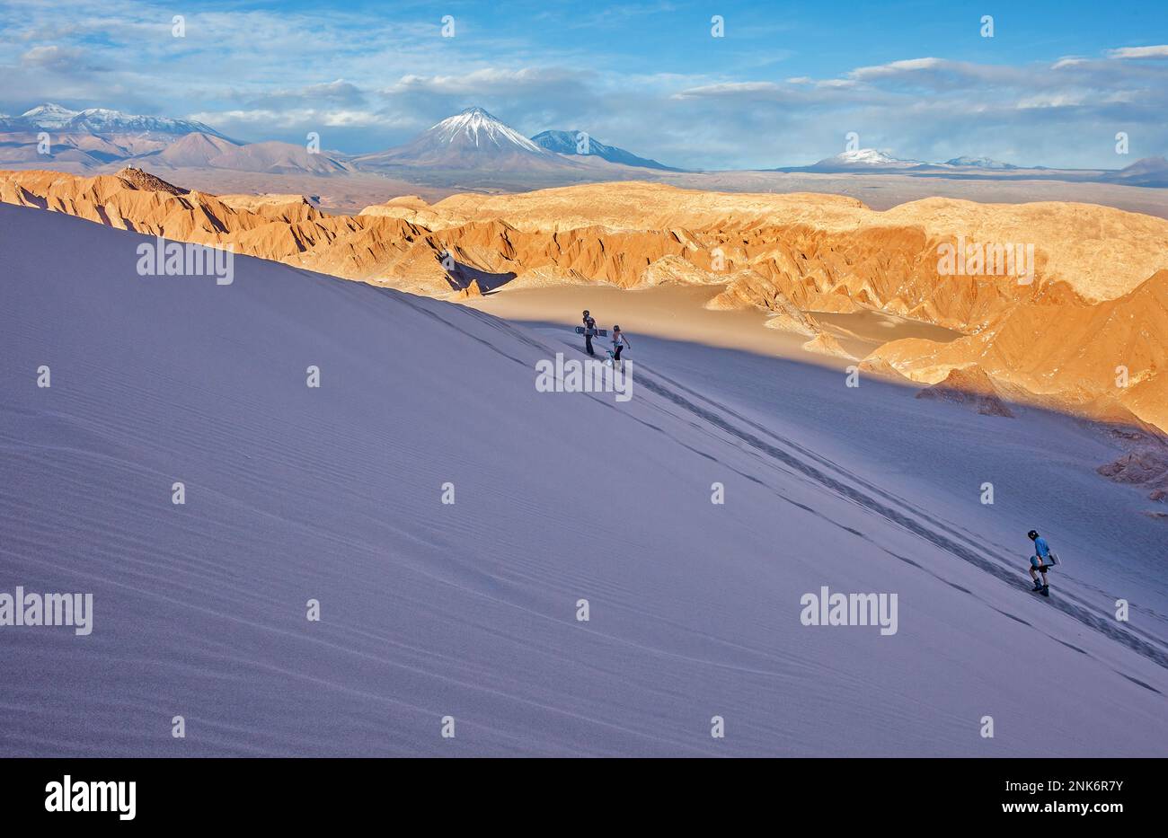 Surfer Sand hinauf eine Düne in Duna Bürgermeister (größere Düne), im Valle De La Muerte (Tal des Todes), Atacama-Wüste. Region de Antofagasta. Chile Stockfoto