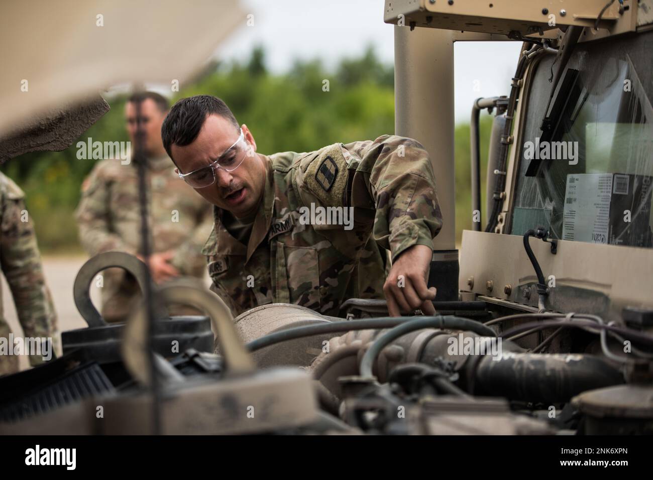 SPC. Tyson Amburg, Charley Battery, 1. Bataillon 103d Field Artillery Regiment, unterrichtet einen PMCS-Kurs (Preventive Maintenance Checks and Services) im Rahmen einer jährlichen Schulung, in Gagetown, Kanada, 11. August 2022. Der Kurs geht auf wichtige Schritte bei DER Durchführung VON PMCS ein, um sicherzustellen, dass das Fahrzeug sicher transportiert werden kann. Stockfoto