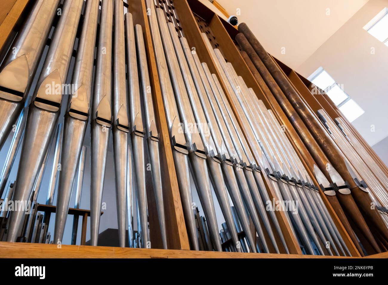 Innenräume und Details in der katholischen Kirche Moderne und einfache katholische Kircheninnenchor-Orgelpfeifen Stockfoto