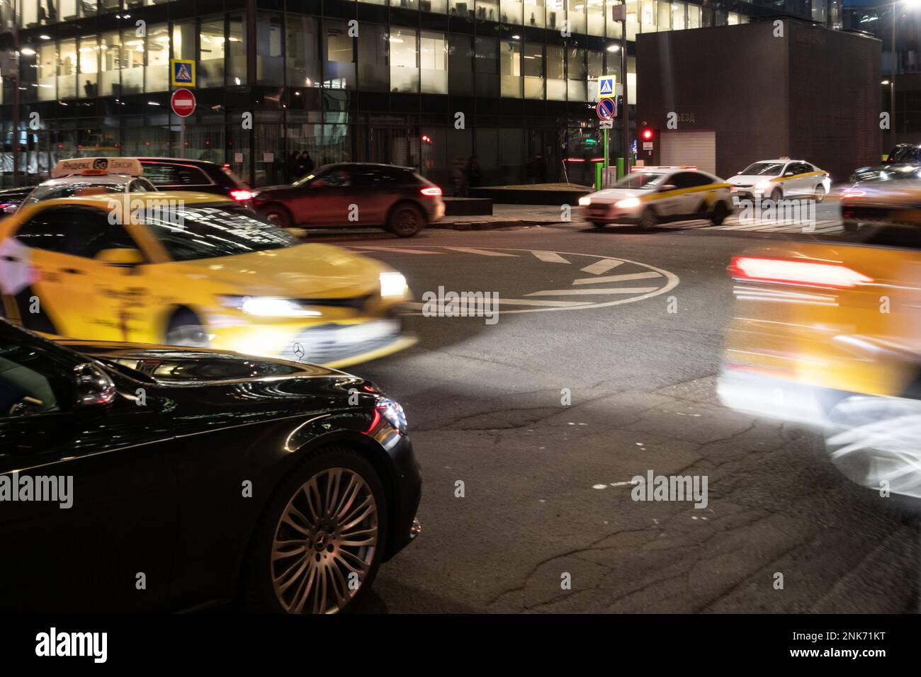 Moskau, Russland - 15. Februar 2023: Abendverkehr auf dem Straßenring im Geschäfts- und Finanzviertel der Stadt Moskau nach dem Ende des Arbeitstages Stockfoto