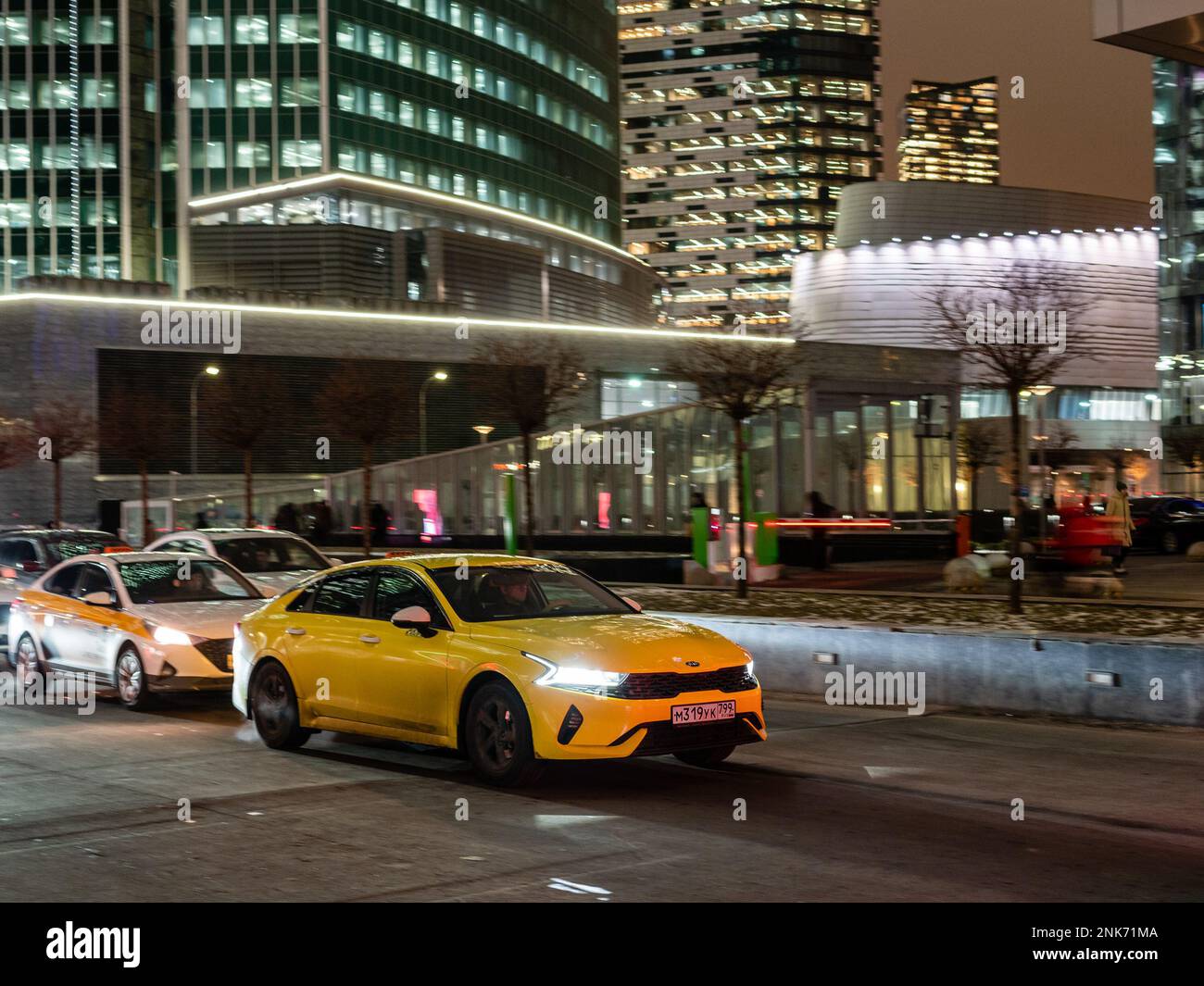 Moskau, Russland - 15. Februar 2023: Verschiedene Taxis fahren nach dem Ende des Arbeitstages abends im Geschäfts- und Finanzviertel der Stadt Moskau Stockfoto