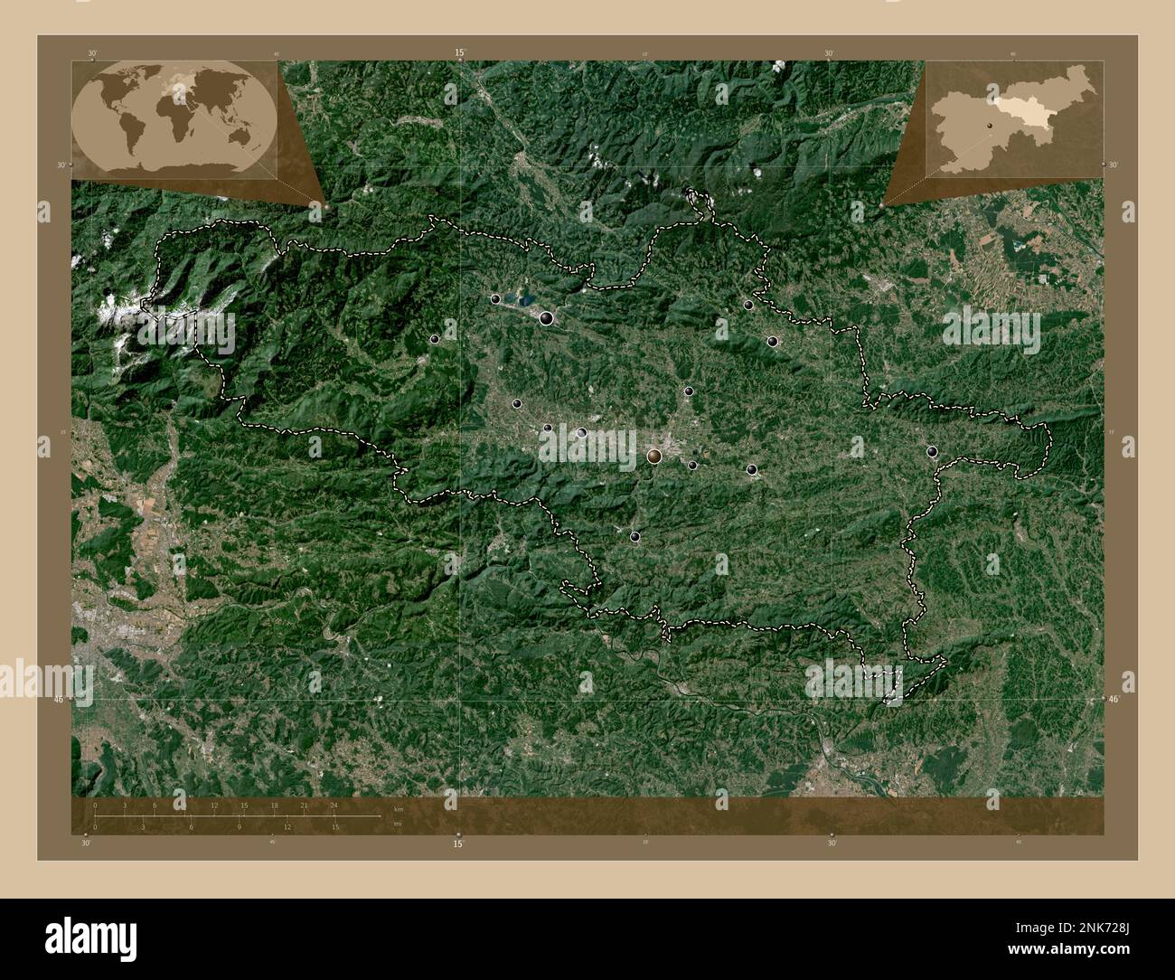 Savinjska, statistische Region Sloweniens. Satellitenkarte mit niedriger Auflösung. Standorte der wichtigsten Städte der Region. Eckkarten für zusätzliche Standorte Stockfoto