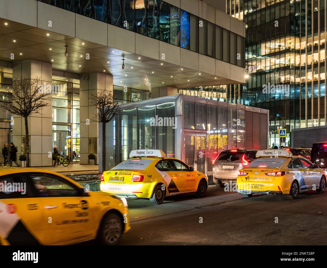 Moskau, Russland - 15. Februar 2023: Autos und Taxis verlassen das Geschäfts- und Finanzviertel der Stadt Moskau nach dem Ende des Arbeitstages am Abend Stockfoto