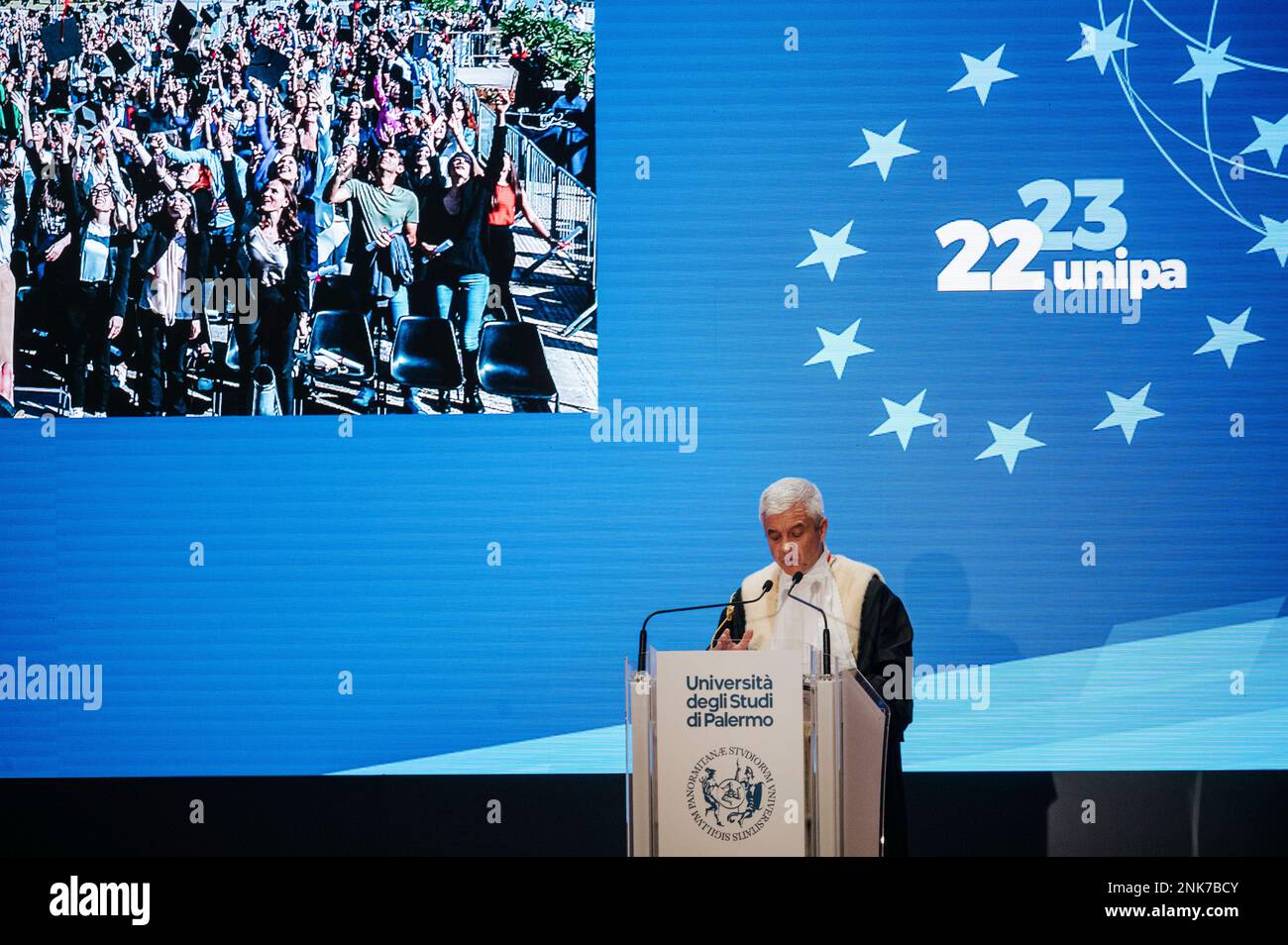 Palermo, Italien. 23. Februar 2023. Prof. Massimo Midiri, Rektor der Universität Palermo, hält während der Veranstaltung eine Eröffnungsrede. Ursula von der Leyen, Präsidentin der Europäischen Kommission, nahm an der Eröffnungsfeier des akademischen Jahres an der Universität Palermo (Università di Palermo, UNIPA) mit einer Antrittsrede Teil. Der Präsident wurde von Professor Massimo Midiri, Rektor der UNIPA, begrüßt. (Foto: Valeria Ferraro/SOPA Images/Sipa USA) Guthaben: SIPA USA/Alamy Live News Stockfoto