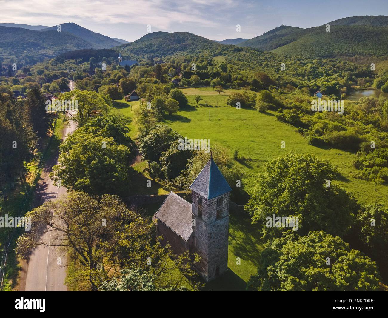 Luftaufnahme von St. Stephen's Church, eine Dorfkirche im romanischen Stil, Nagybörzsöny, Ungarn Stockfoto