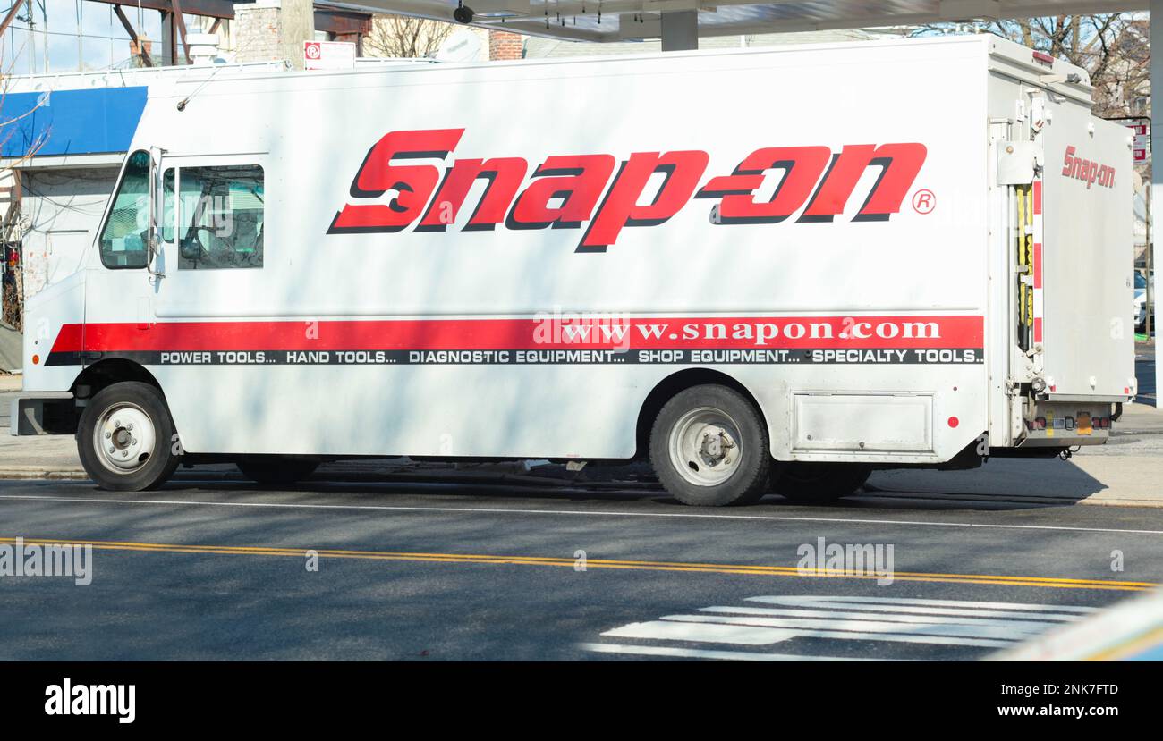 Bronx, NY - 21. Januar 2021: Amerikanischer professioneller Werkzeughersteller Snap-On Lieferwagen mit Logo. Stockfoto