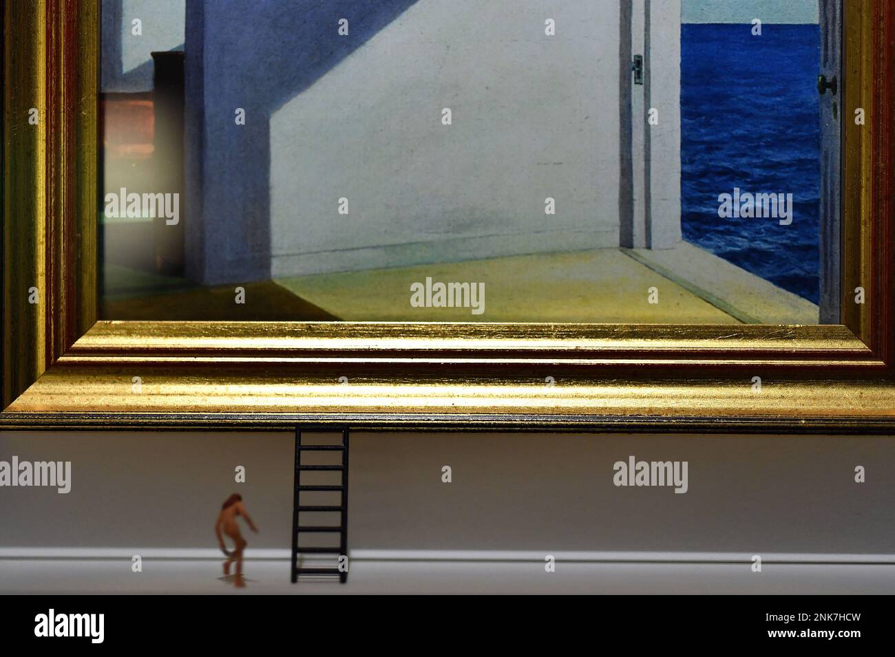 New York, USA. 23. Februar 2023. Kunstwerk von Gaspard Mitz mit dem Titel „The Unknown“ (Gemälde von Edward Hopper) auf der Ausstellung im Small is Beautiful: Miniatur Art Exhibition im Viertel NoHo in New York, NY, 23. Februar 2023. (Foto: Anthony Behar/Sipa USA) Guthaben: SIPA USA/Alamy Live News Stockfoto