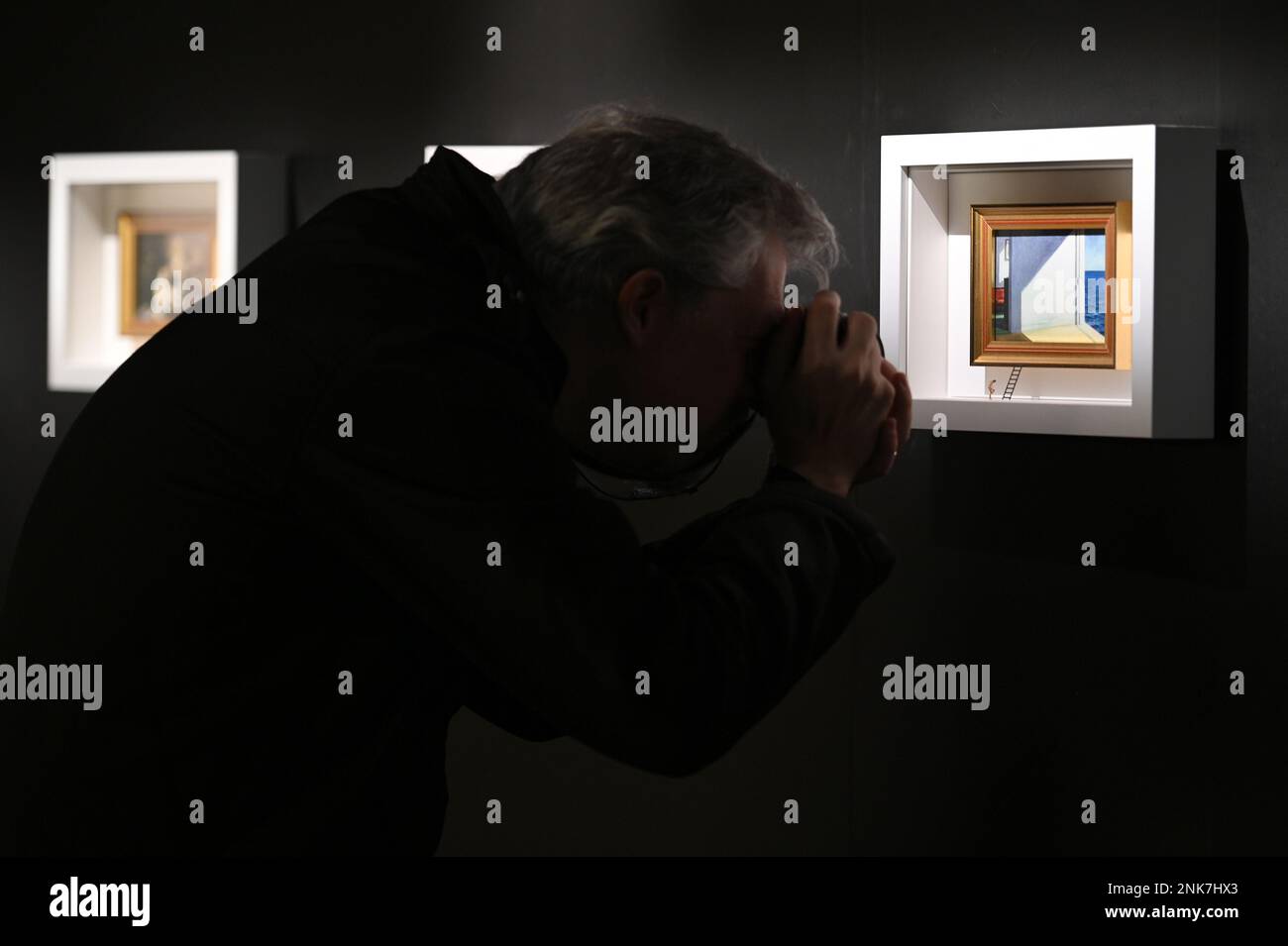 New York, USA. 23. Februar 2023. Ein Mitglied der Pressefotografien von Gaspard Mitz mit dem Titel „The Unknown“ (Gemälde von Edward Hopper) auf der Ausstellung im Small is Beautiful: Miniature Art Exhibition in NoHo, New York, NY, 23. Februar 2023. (Foto: Anthony Behar/Sipa USA) Guthaben: SIPA USA/Alamy Live News Stockfoto