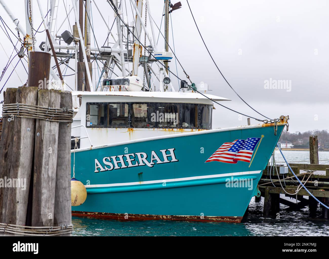 Der Bug des Fischereifahrzeugs Asherah im Dock in Greenport, NY Stockfoto