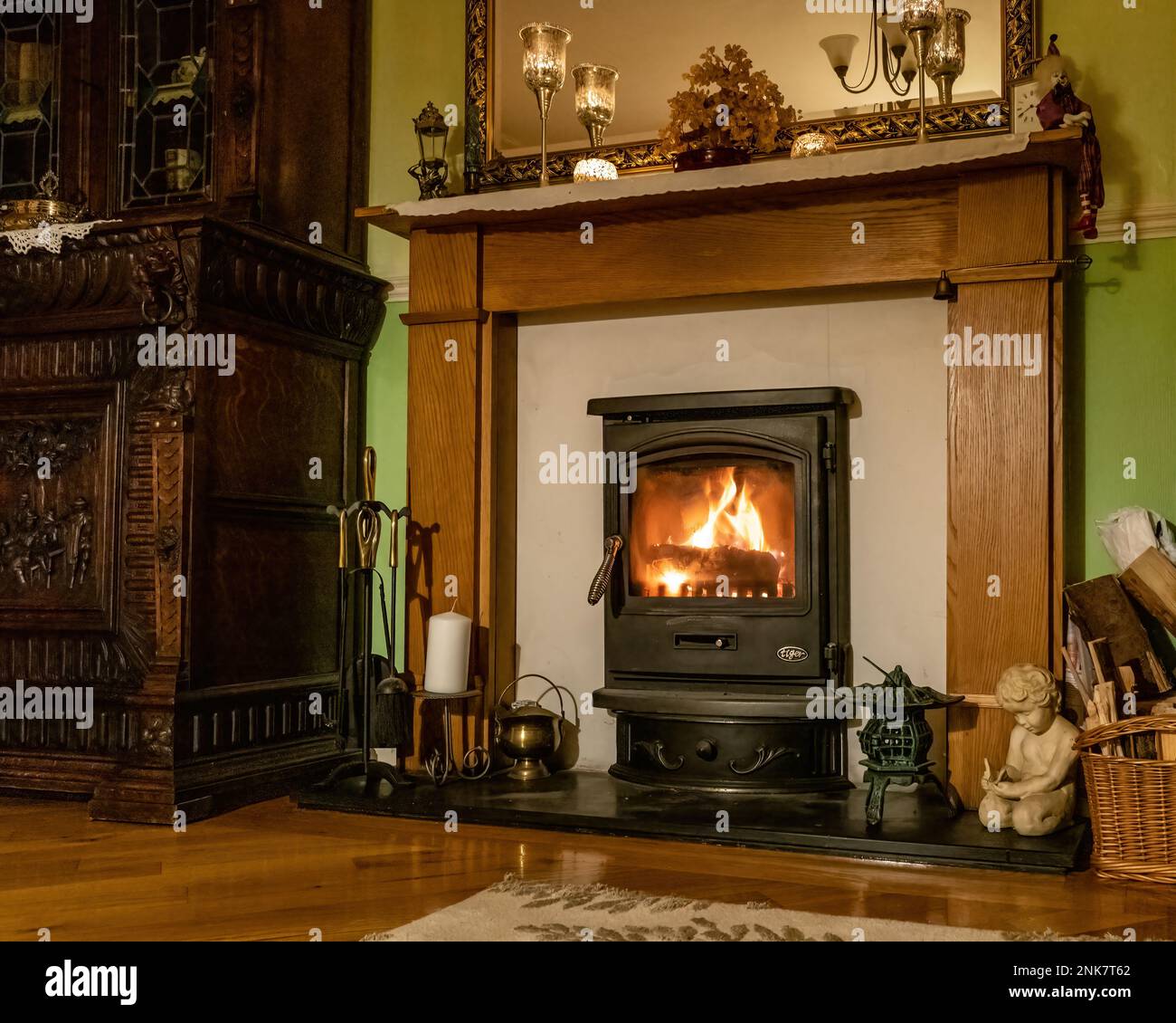 Gemütliches Winter Wohnzimmer Kamin, mit Holzofen, Großbritannien Haus innen. Stockfoto