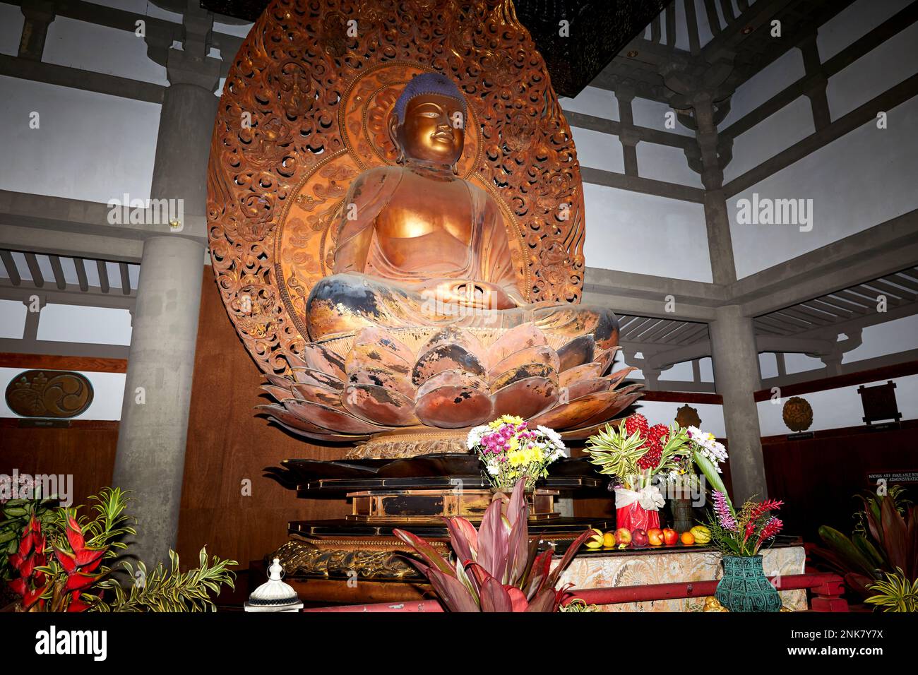 Kahaluu, Oahu, Hawaii, USA - 7. Februar 2023: Alter Inside of Byodo-in Temple, ein nicht konfessionsgebundener buddhistischer Tempel auf Oahu ist eine Nachbildung eines Antikers Stockfoto