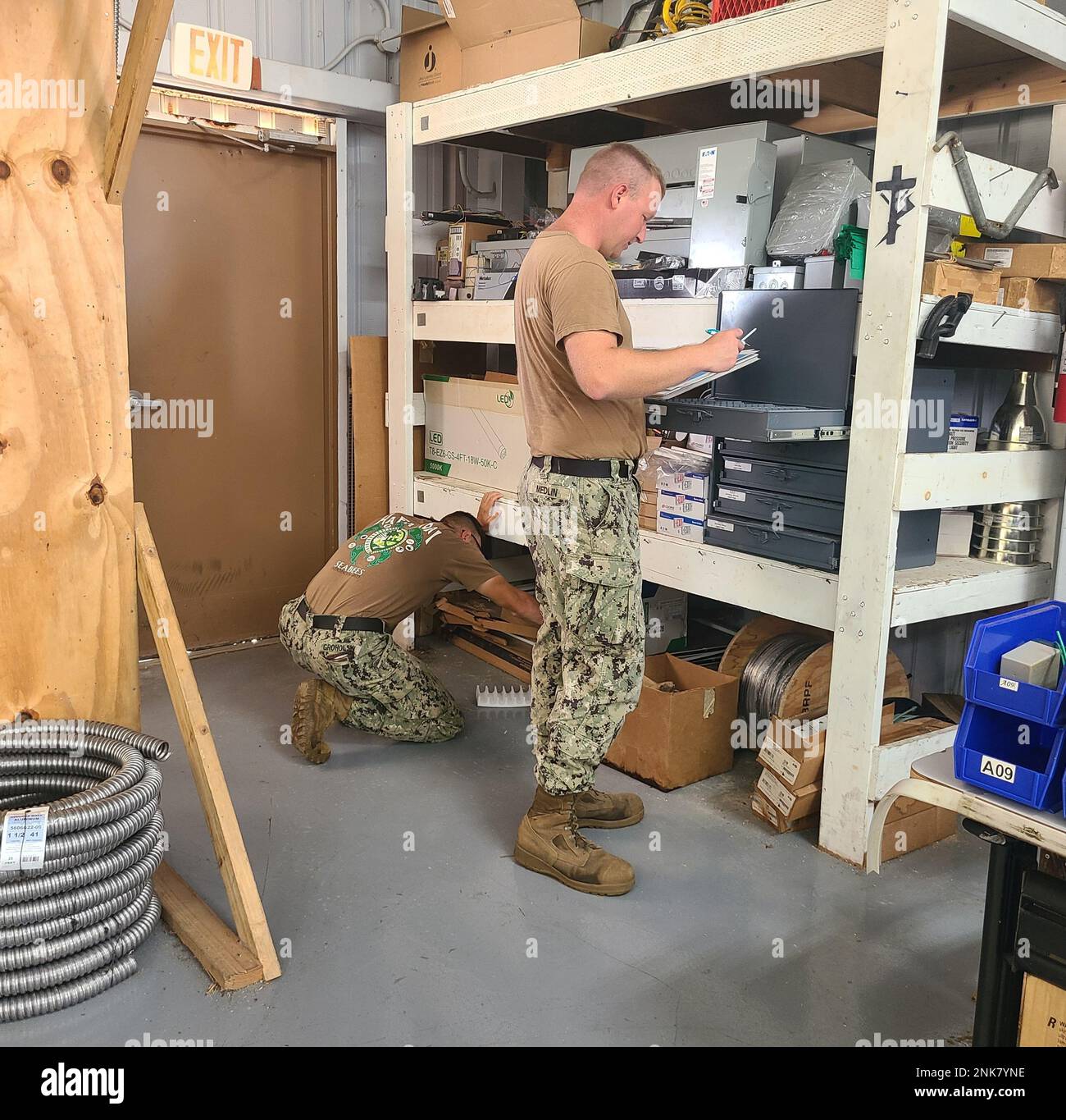 SANTA RITA, Guam (11. August 2022) Bauelektriker 2. Klasse Joshua Lee und Bauelektriker 2. Klasse Jake Medlin, dem Naval Mobile Construction Battalion (NMCB) 11 zugeteilt, führen während des Umsatzes zwischen NMCB 133 und NMCB 11 in Camp Covington, Marinebasis Guam, Santa Rita, Guam, August 11, eine Bestandsaufnahme durch. 2022. Die NMCB 11 wird zur Durchführung von Baumaßnahmen, humanitärer Hilfe und der Zusammenarbeit im Bereich der Sicherheit von Theatern in den USA eingesetzt Sechster und siebter Flottenbereich. Stockfoto