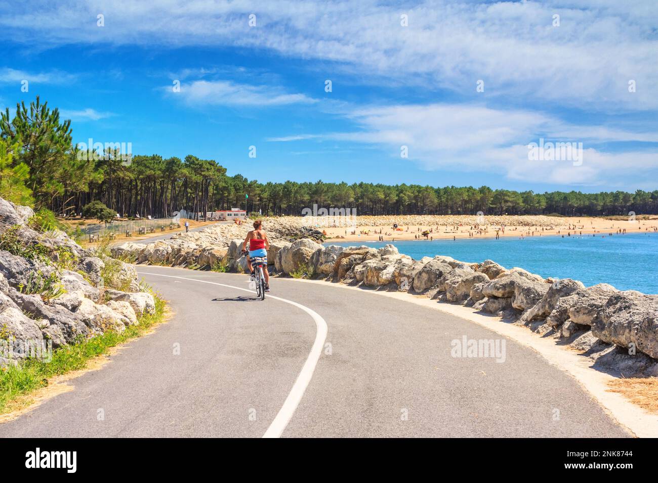 Küstenlandschaft - Blick auf die Atlantikküste mit einer Radfahrerin in der Nähe der Stadt La Palmyre im Südwesten Frankreichs Stockfoto