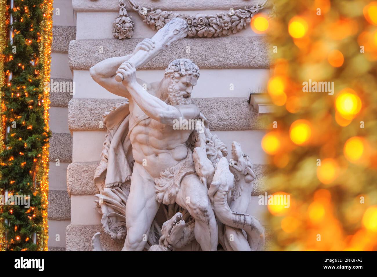 Festliches Stadtbild - Blick auf die Skulptur des Herkules mit der Lernaean Hydra auf der St. Michaels Flügel, Wien, Österreich Stockfoto