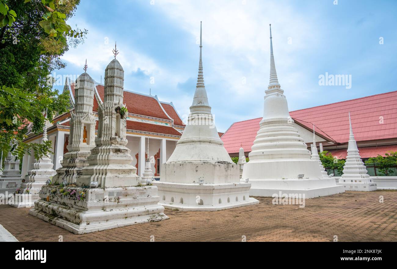 Wat Rakhang Kositaram buddhistischer Tempel in Bangkok, Thailand. Weißer Tempel mit Pagode, Religionsgebäude. Stockfoto