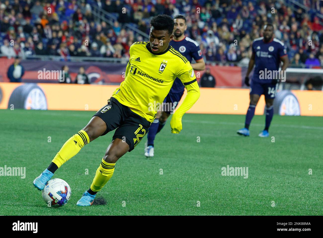 FOXBOROUGH, MA - MAY 07: Columbus Crew midfielder Luis Diaz (12) cuts with the ball during a match between the New England Revolution and the Columbus Crew on May 7, 2022, at Gillette Stadium in Foxborough, Massachusetts. (Photo by Fred Kfoury III/Icon Sportswire) (Icon Sportswire via AP Images) Stockfoto