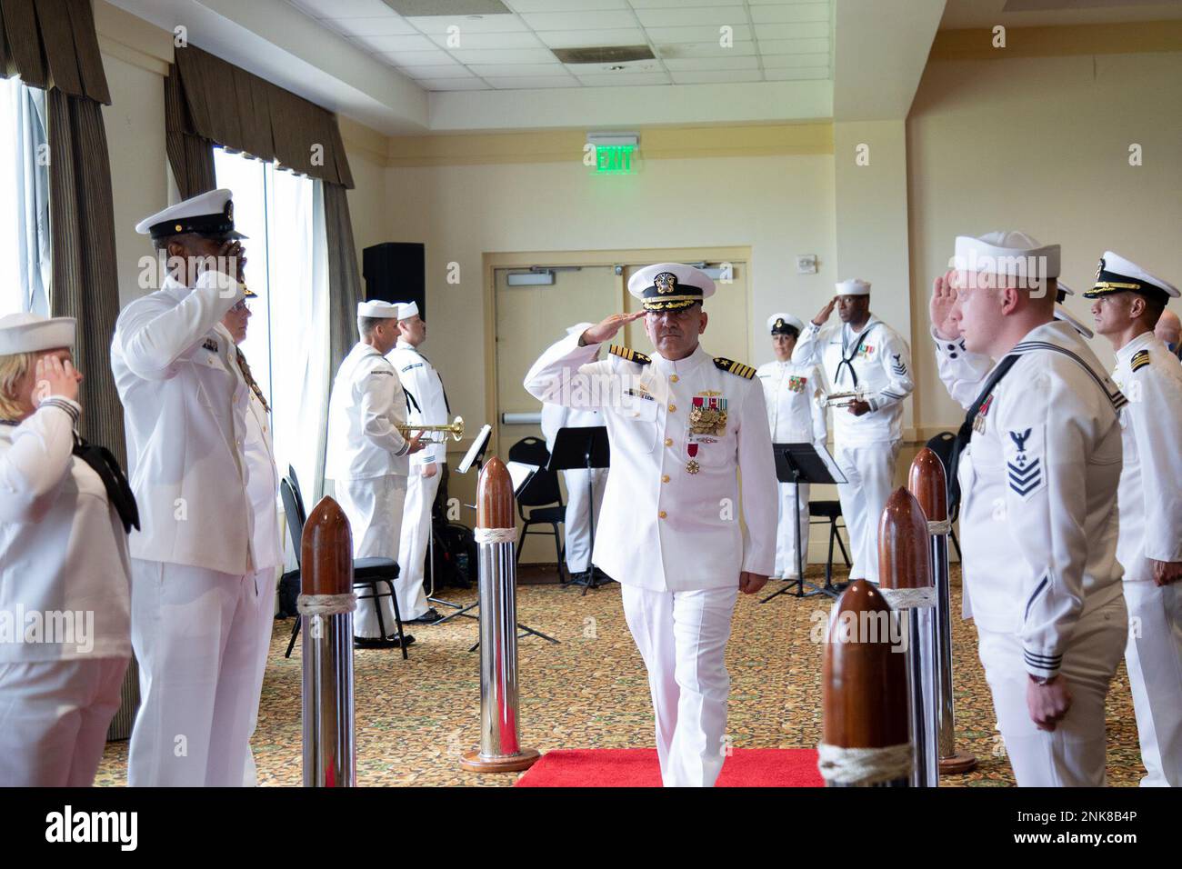 Der ausscheidende kommandierende Offizier Captain Tim Barney salutiert die Sideboys während der Zeremonie des Mid-Atlantic Regional Maintenance Center (MARMC) Change of Command, bei der das Kommando von Captain Barney an Captain Young am 12. August 2022 im Vista Point Conference Center in Norfolk, Virginia, übergeben wurde. Stockfoto