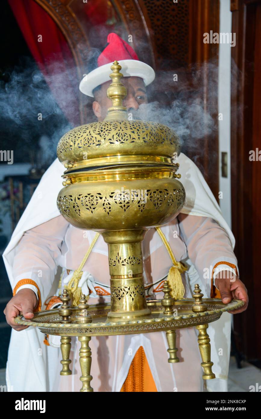 Ein Mann trägt Weihrauch während eines religiösen Rituals in Marokko Stockfoto