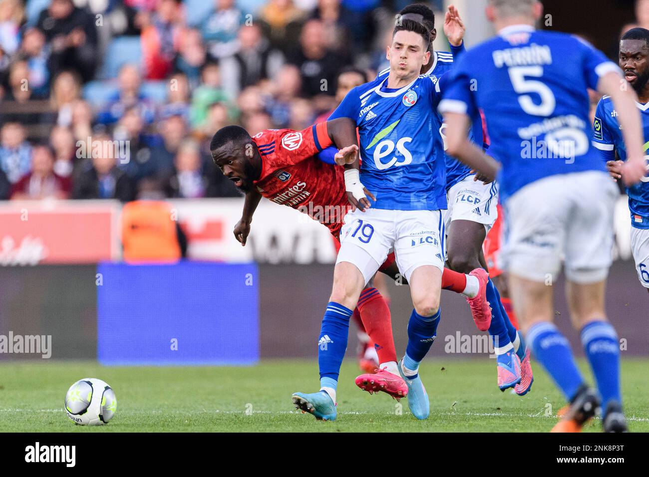 April 10, 2022, Strasbourg, France: Strasbourg, France - April 10: Tanguy Ndombélé of Lyon (L) is challenged by Anthony Caci of RC Strasbourg (R) during the Ligue 1 Uber Eats match between RC Strasbourg and Olympique Lyonnais at Stade de la Meinau on April 10, 2022 in Strasbourg, France. (Credit Image: © Marcio Machado/ZUMA Press Wire) (Cal Sport Media via AP Images) Stockfoto