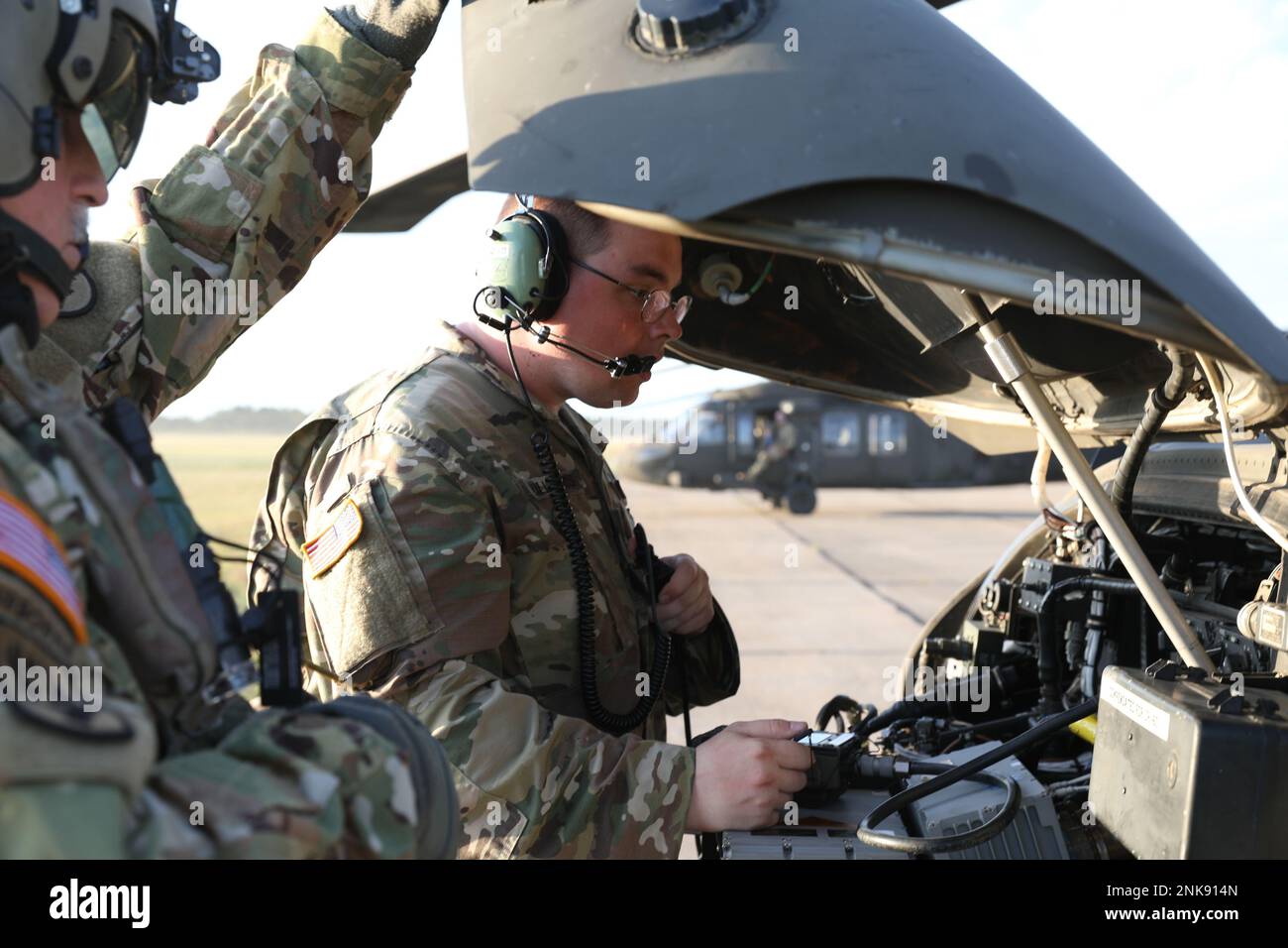 1. LT. Nathan Williams, 1-230. Attack Helicopter Battalion, Tennessee Army National Guard, führt am 12. August 2022 eine Vorflugkontrolle eines UH-60 blackhawk Hubschraubers in Grayling, Michigan, durch. Northern Strike ’22 bringt etwa 7.400 Teilnehmer aus 19 Staaten und vier Koalitionsländern nach Nord-Michigan, um die Bereitschaft und Interoperabilität mehrteiliger, multinationaler und interinstitutioneller Partner vom 6. Bis 20. August 2022 im National All Domain Warfighting Center zu validieren. Stockfoto