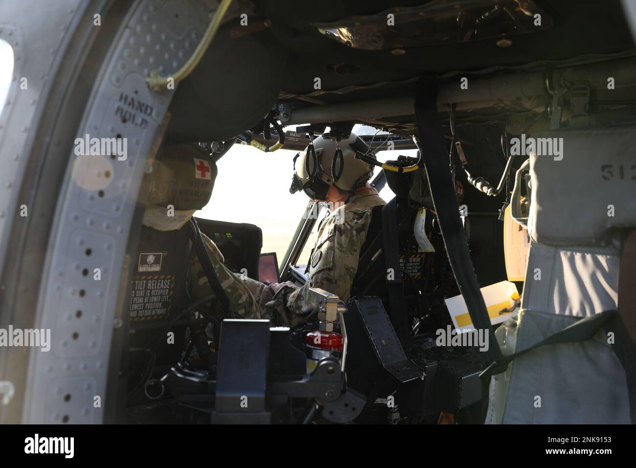 Major David Swan, Befehlshaber des Angriffs-Helikopter-Bataillons 1-230., Blackhawk Pilot, Left, und Chief Warrant Officer 3 Danny Randolph, UH-60 Blackhawk Pilot, beide zusammen mit der Nationalgarde Tennessee führen am 60 12. August 2022 Vorflugkontrollen für eine anstehende Luftangriffsmission während des Northern Strike in Grayling, Michigan, durch. Northern Strike ’22 bringt etwa 7.400 Teilnehmer aus 19 Staaten und vier Koalitionsländern nach Nord-Michigan, um die Bereitschaft und Interoperabilität mehrteiliger, multinationaler und interinstitutioneller Partner vom 6. Bis 20. August 2022 bei The National zu validieren Stockfoto