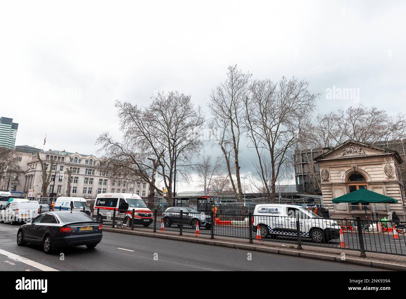 London, Großbritannien. 22. Februar 2023. Bäume sind in und um Euston Square Gardens zu sehen. Für das Hochgeschwindigkeitsbahnprojekt HS2 werden derzeit mehrere weitere Bäume auf der linken Seite des Bildes gefällt. Der Schatzkanzler Jeremy Hunt teilte am 27. Januar mit, dass das Hochgeschwindigkeitsbahnprojekt Euston wie ursprünglich geplant erreichen wird, nachdem Zeitungsberichte berichtet hatten, dass die Strecke am Old Oak Common enden könnte. Kredit: Mark Kerrison/Alamy Live News Stockfoto