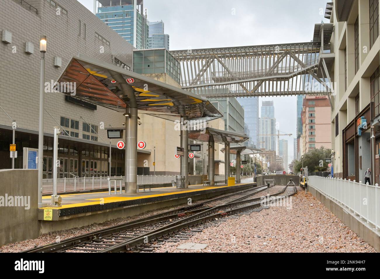 Austin, Texas, USA - Februar 2023: Leere Bahnsteige und Eisenbahnschienen am Bahnhof Metrorail Downtown im Stadtzentrum Stockfoto