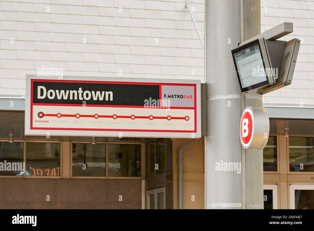 Austin, Texas, USA - Februar 2023: Schild und Abfahrten gehen auf einem Bahnsteig am Metrorail Downtown Bahnhof im Stadtzentrum Stockfoto