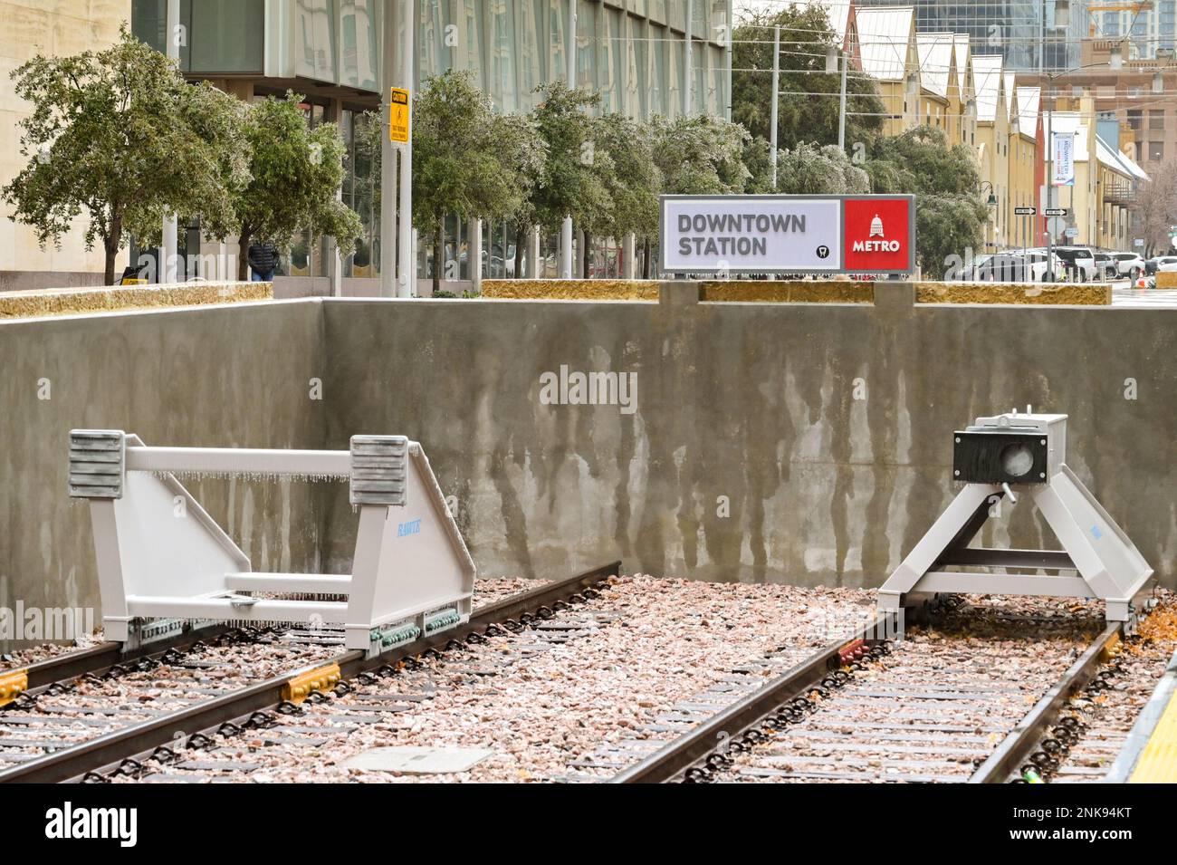 Austin, Texas, USA - Februar 2023: Puffer am Ende der Rennstrecke an der Endstation des Bahnhofs Metrorail Downtown Stockfoto