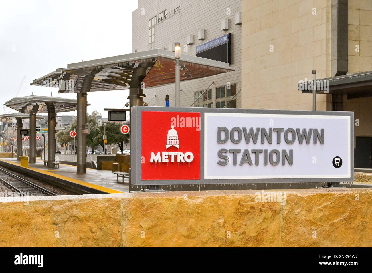 Austin, Texas, USA - Februar 2023: Schild am Metrorail Downtown Bahnhof im Stadtzentrum Stockfoto
