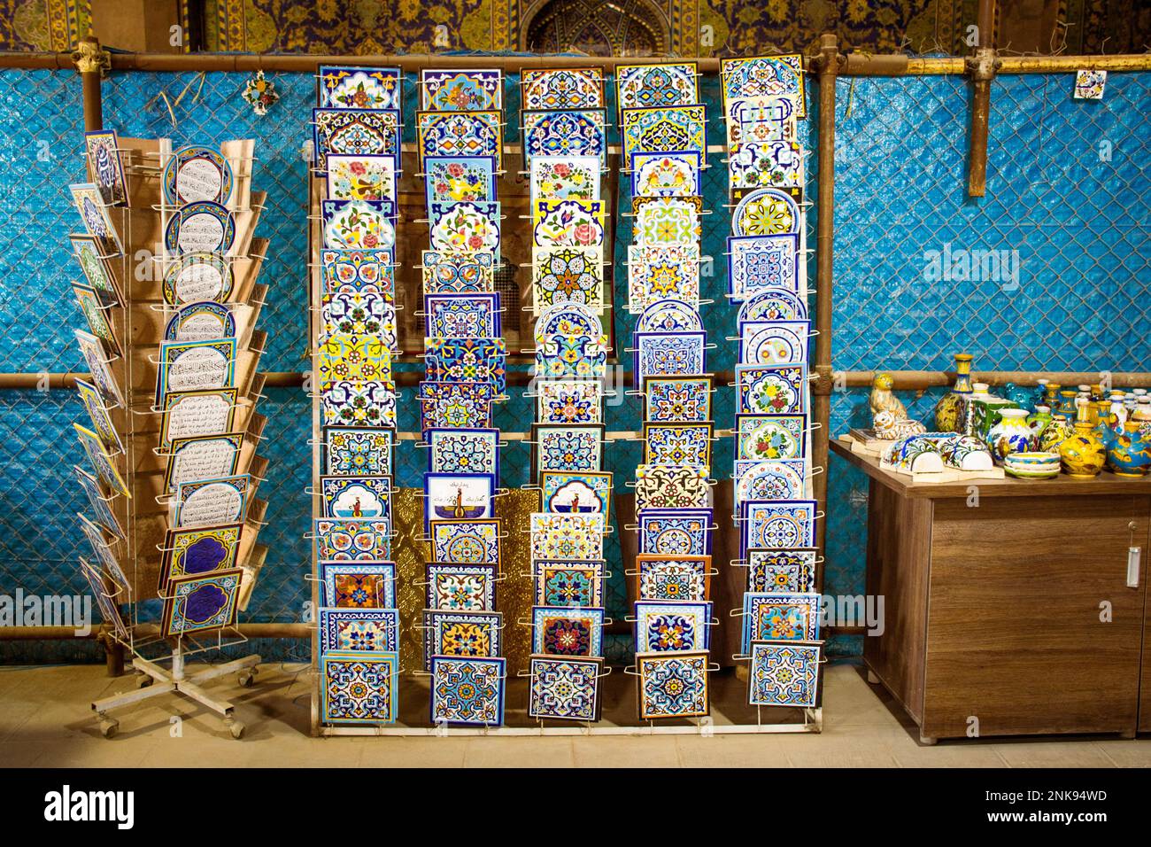 Esfahan, Iran - 15. Mai 2022: Handgefertigte iranische Fliesen Souvenirs stehen mit wunderschönen Designfliesen als Geschenk auf dem Isfahan Platz Stockfoto