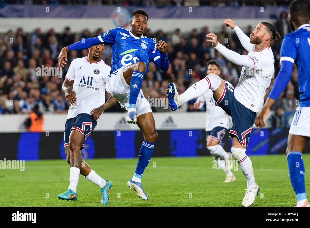 April 29, 2022, Strasbourg, France: Strasbourg, France - April 29: Habib Diallo of RC Strasbourg (L) battles for the ball with Sergio Ramos of Paris Saint Germain (R) during the Ligue 1 Uber Eats match between RC Strasbourg and Paris Saint-Germain at Stade de la Meinau on April 29, 2022 in Strasbourg, France. (Credit Image: © Marcio Machado/ZUMA Press Wire) (Cal Sport Media via AP Images) Stockfoto