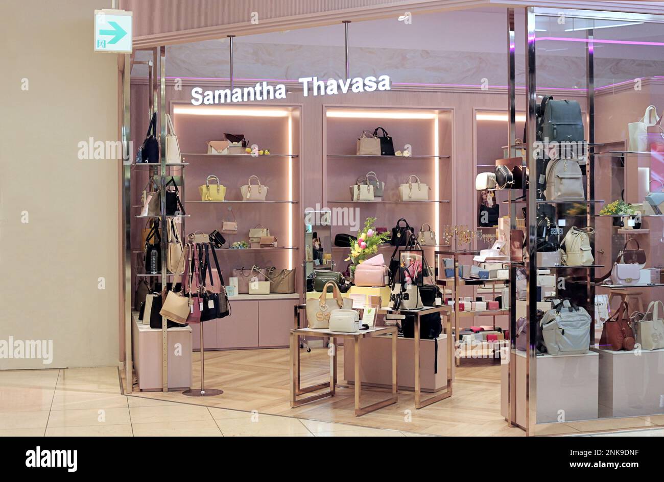 Tokio, Japan - 17. März 2020: Beliebtes Damentaschen- und -Accessoire-Design Samantha Thavasa Store und -Schild. Stockfoto