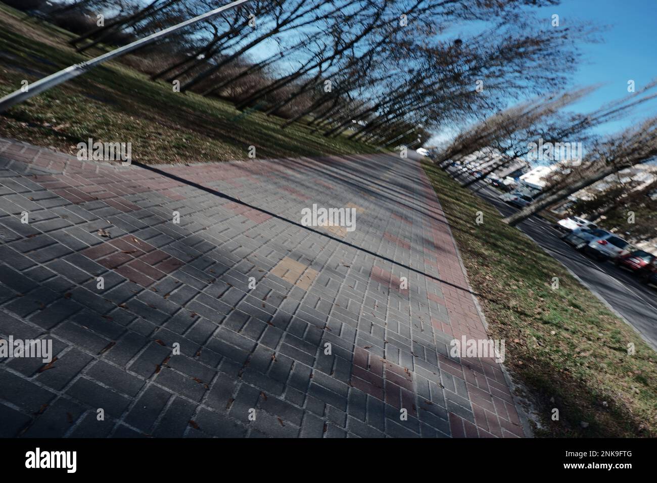 Brest, Weißrussland - 12. Februar 2023: Urbane Lifestyle-Fotografie. Verzerrte Realität. Gekrümmte Linien Stockfoto