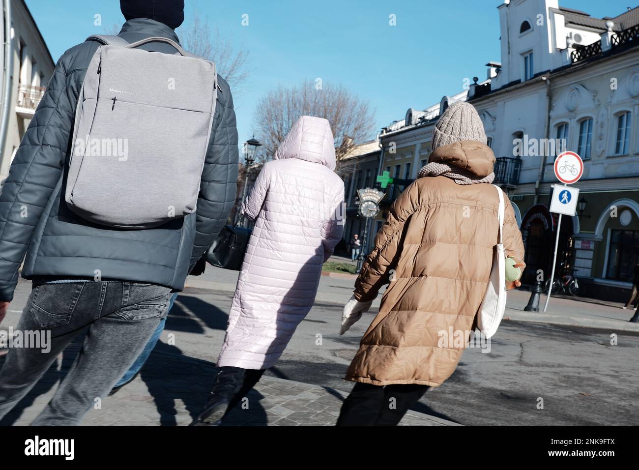 Brest, Weißrussland - 12. Februar 2023: Urbane Lifestyle-Fotografie. Wand des menschlichen Rückens Stockfoto