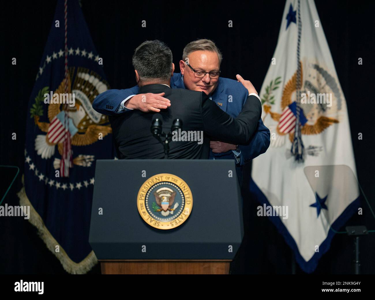 After he eulogized their father, Ted Mondale hugs his brother, William, before he made his remarks during a memorial service for former Vice President Walter Mondale at Northrop Auditorium on Sunday, May 1, 2022, in Minneapolis. (Jeff Wheeler/Star Tribune via AP, Pool) Stockfoto