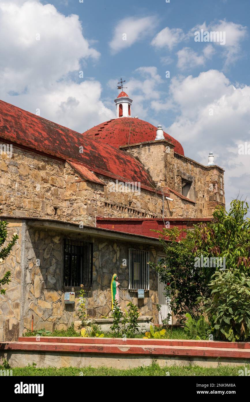 Kirche von Nuestra Senora de la Asuncion oder Maria Maria der Himmelfahrt in Santa Maria Atzompa bei Oaxaca, Mexiko. Stockfoto