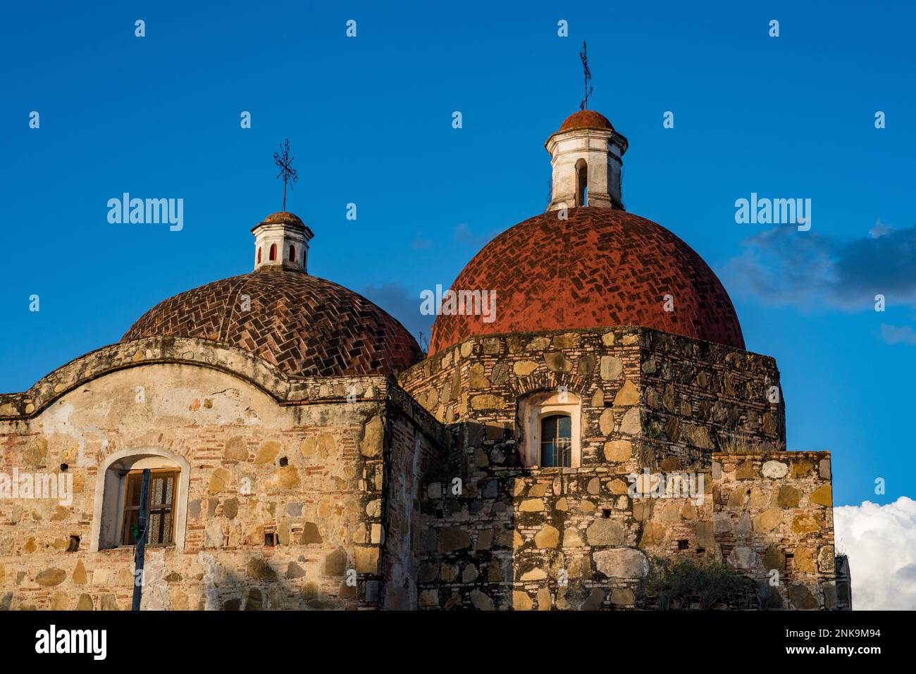 Ziegelkuppeln des spanischen Kolonialtempels von Santiago im Pueblo von Santiago Ixtaltepec in den zentralen Tälern von Oaxaca, Mexiko. Stockfoto