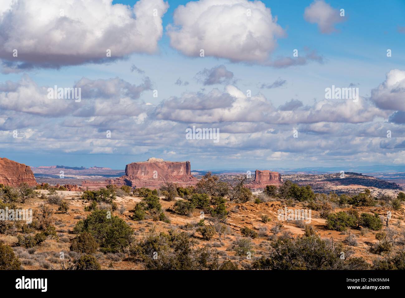 The Monitor und Merrimac Buttes bei Moab, Utah. Im Hintergrund auf der linken Seite befindet sich ein Teil des nördlichen Teils des Arches-Nationalparks, mit der Öffnung Stockfoto