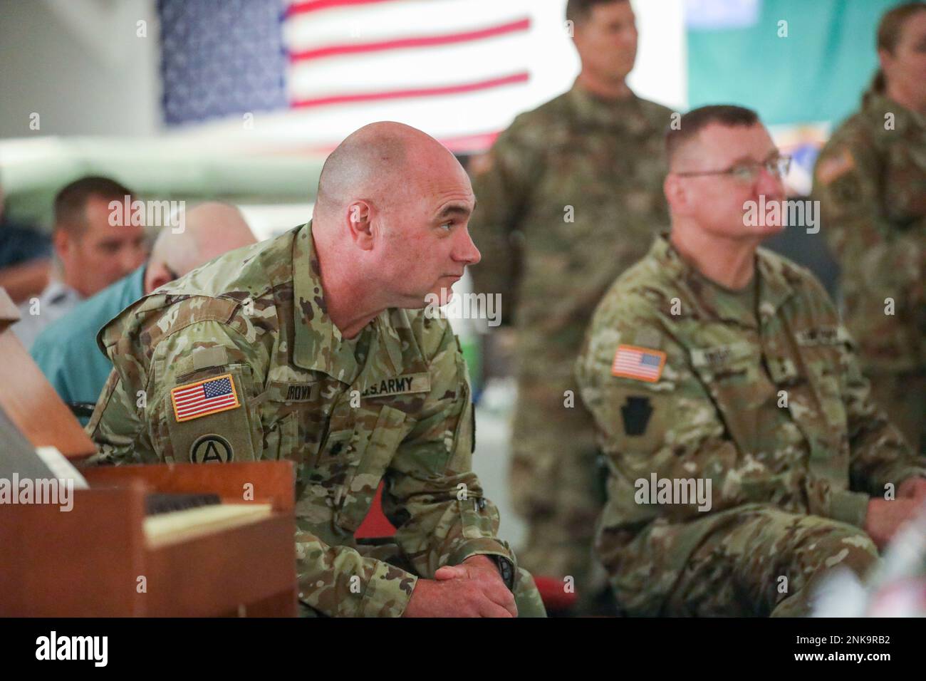 USA Oberstleutnant Matthew Brown der Nationalgarde der Armee wird zum Oberst befördert, in der Vermont National Guard Library and Museum in Colchester, Vermont, 12. August 2022. Oberst Brown meldete sich 1993 als Mechaniker in die 3-172. Infanterie (Mountain) ein und wurde 1998 im Rahmen des Vermont State Officer Candidate Program als Rüstungsoffizier in Auftrag gegeben. Stockfoto