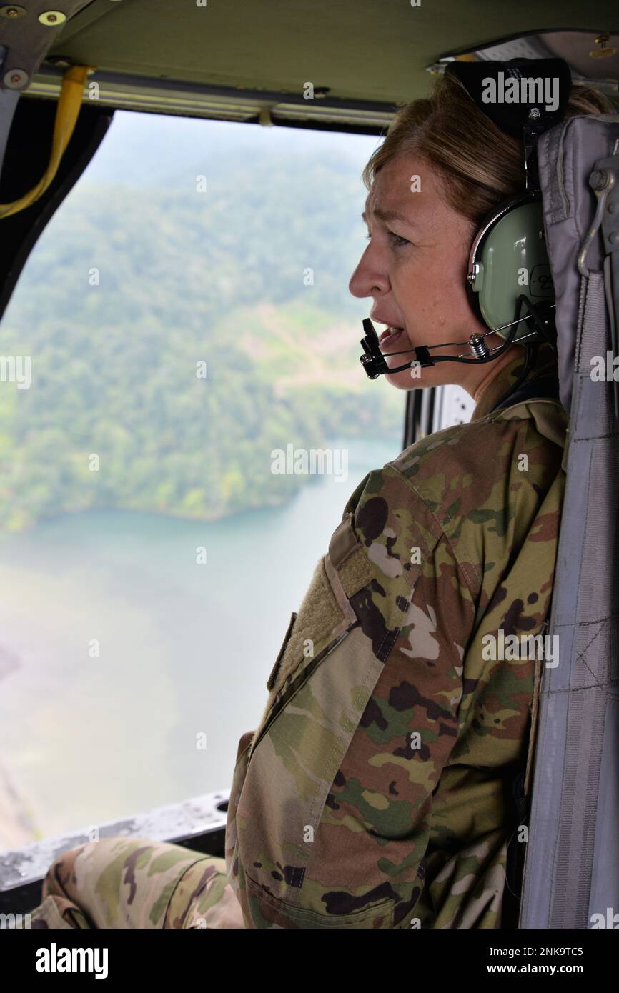 U.S. Army Corps of Engineers Great Lakes und Ohio River Division Commander Brig. Gen. Kimberly Peeples, zusammen mit Mitarbeitern der Great Lakes and Ohio River Division und des Louisville District, untersuchen die Überschwemmungsschäden im Osten von Kentucky am 12. August 2022 an Bord eines UH-60 Black Hawk, der von der US Army Reserve 244. ECAB aus Fort Knox geflogen wurde. Diese Überführung ermöglichte es der Division und der Bezirksleitung, eine wahre Perspektive auf das Ausmaß der Schäden zu erhalten, die durch die historischen Überschwemmungen hinterlassen wurden, die im Juli 2022 den Osten Kentuckys heimgesucht hatten. Stockfoto