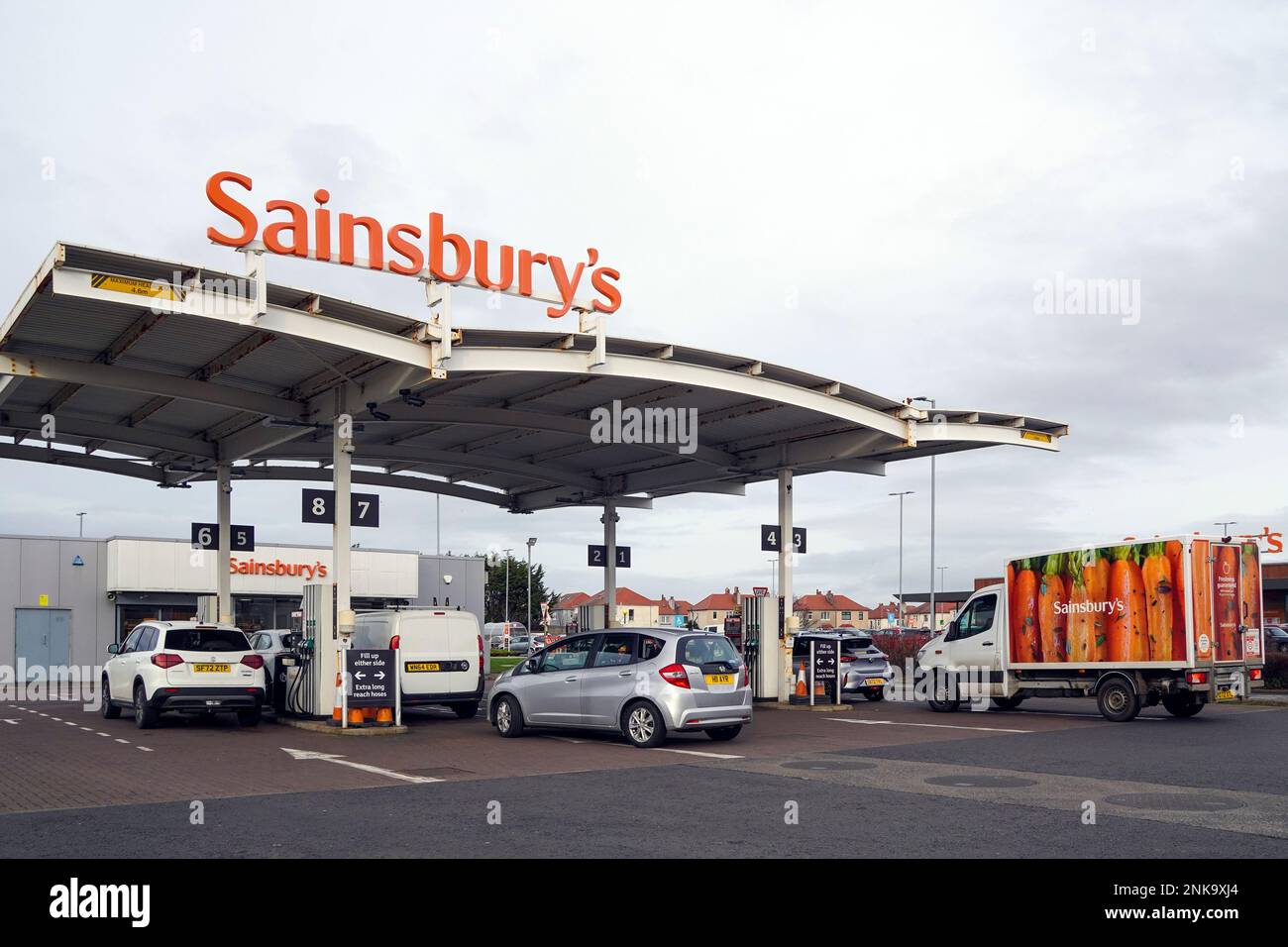 Sainsbury's Tankstelle neben einem sainsbury's Supermarkt, Prestwick, Schottland, Großbritannien Stockfoto
