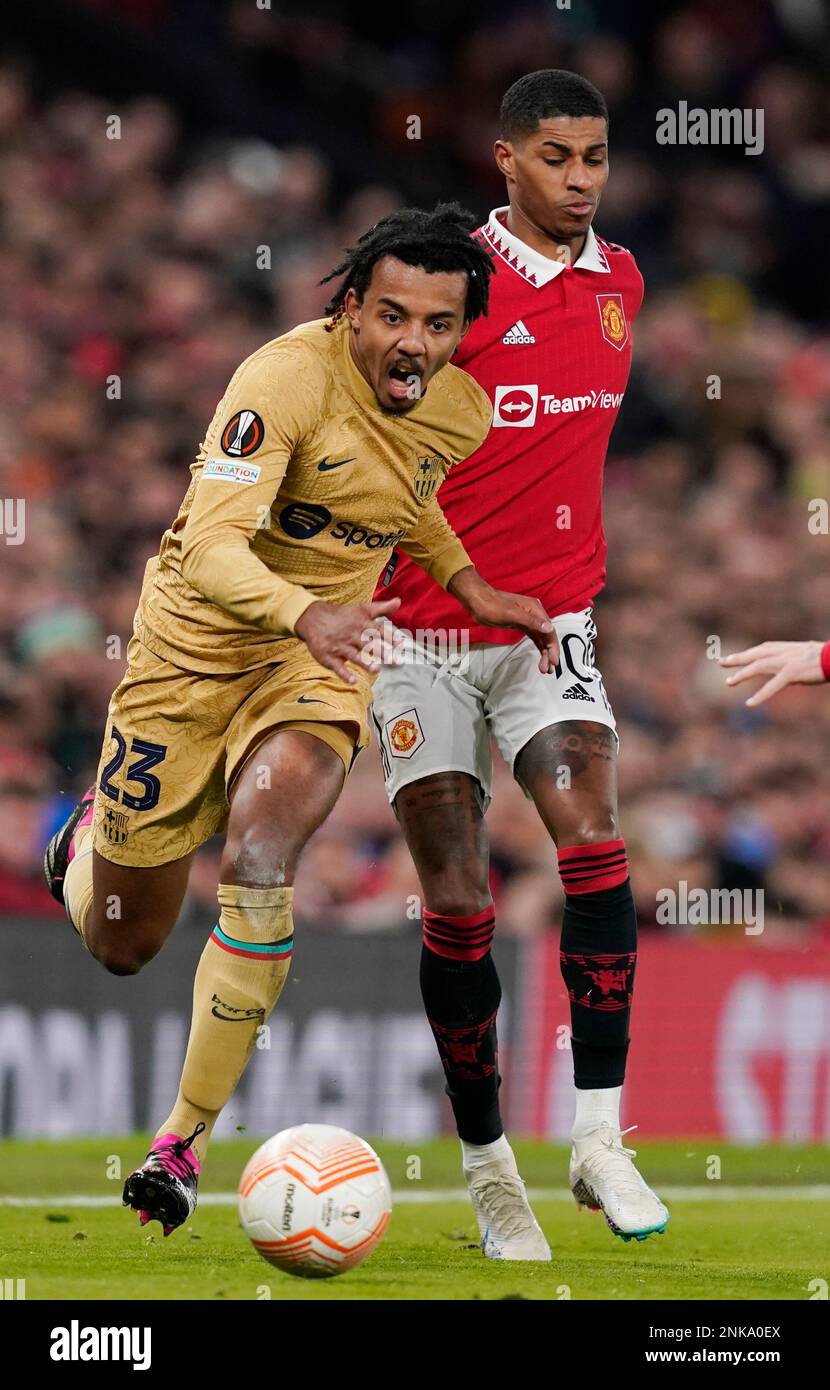 Manchester, England, 23. Februar 2023. Jules Kounde aus Barcelona, herausgefordert von „Marcus Rashford of Manchester United während des Spiels der UEFA Europa League in Old Trafford, Manchester. Das Bild sollte lauten: Andrew Yates/Sportimage Stockfoto