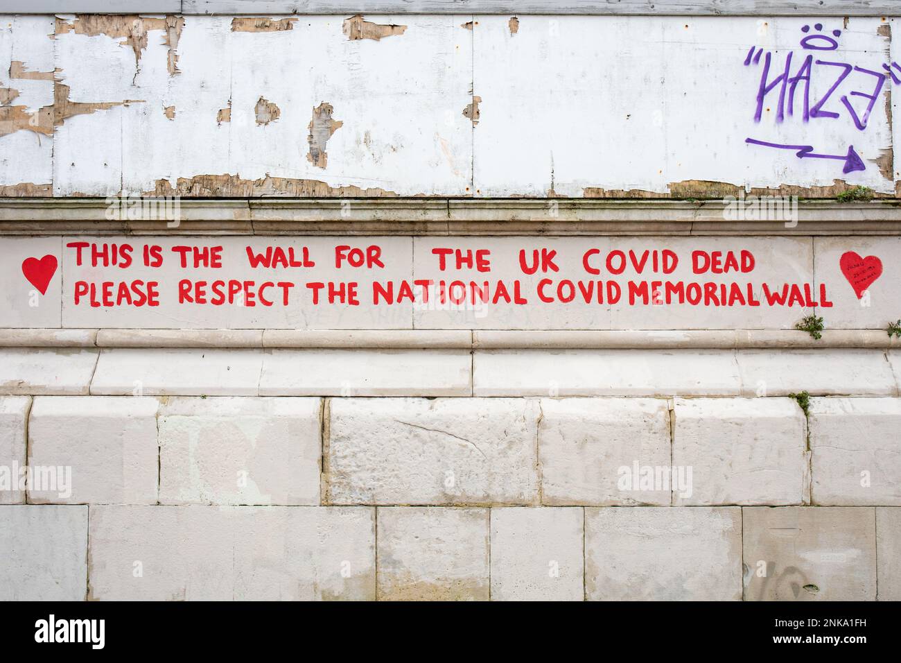 National Covid Memorial Wall zum Gedenken an die Opfer der COVID-19-Pandemie in South Bank of London, England Stockfoto