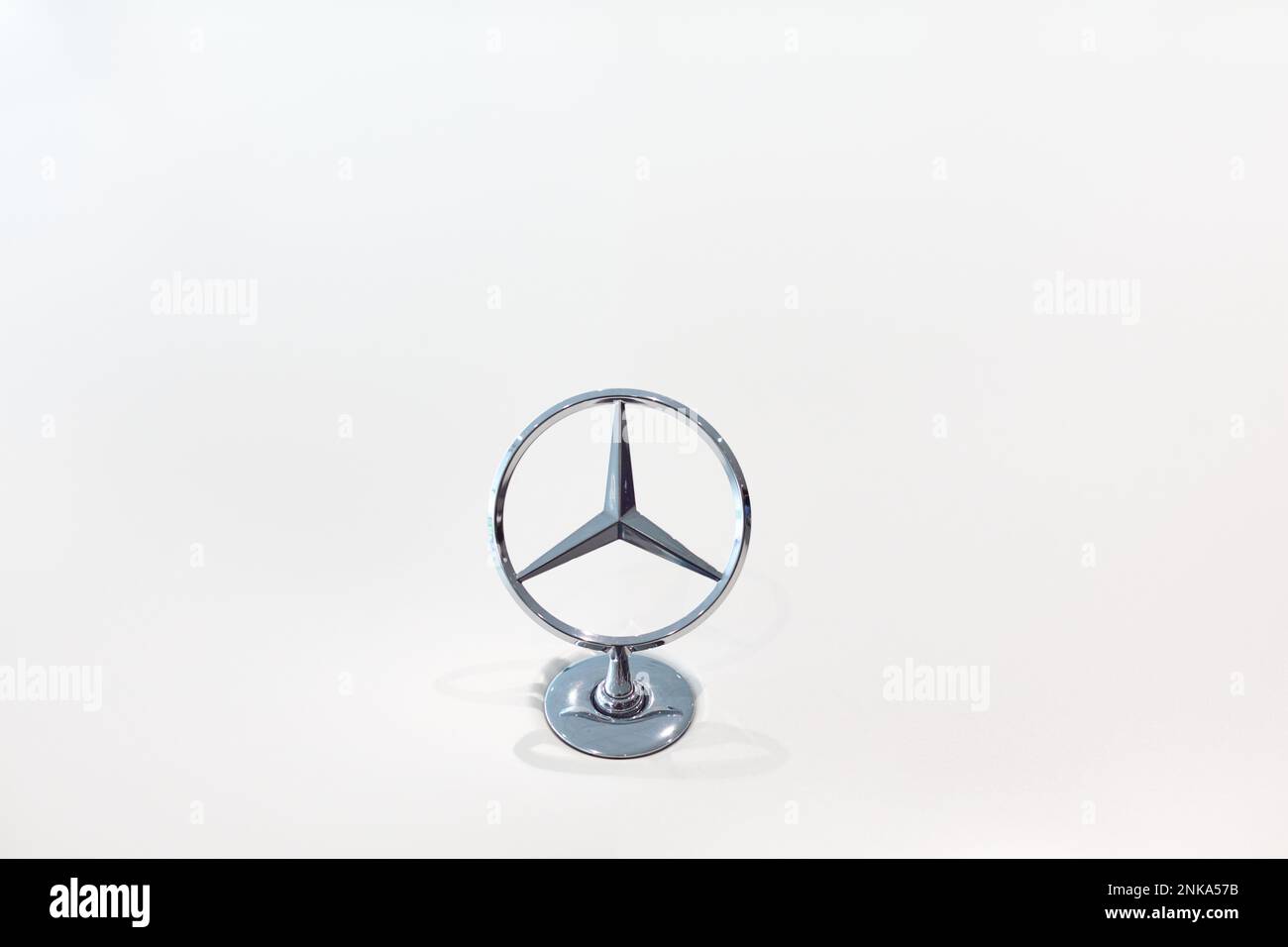 Mercedes-Stern auf der Motorhaube eines weißen Mercedes S-Klasse. Marke Mercedes. Katowice, Polen - 06.08.2020 Stockfoto